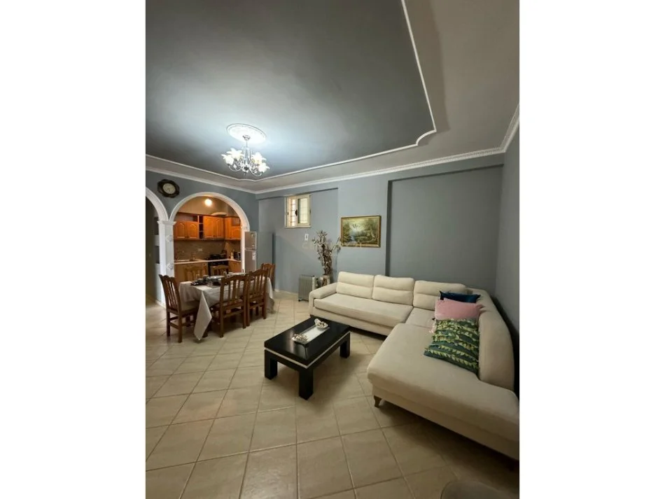 Vlore, jepet me qera apartament 2+1 , 110 m² 350 € 