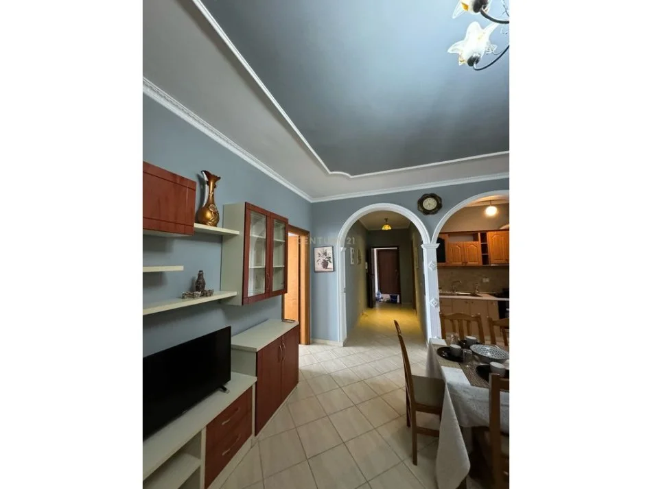 Vlore, jepet me qera apartament 2+1 , 110 m² 350 € 