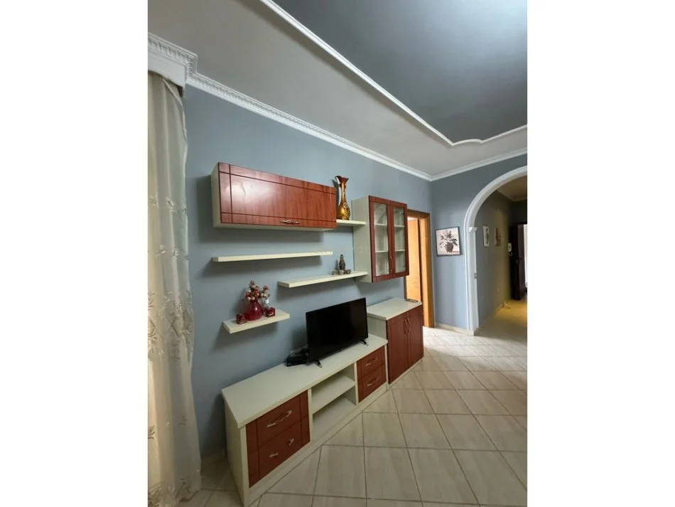 Vlore, jepet me qera apartament 2+1 , 110 m² 350 € 