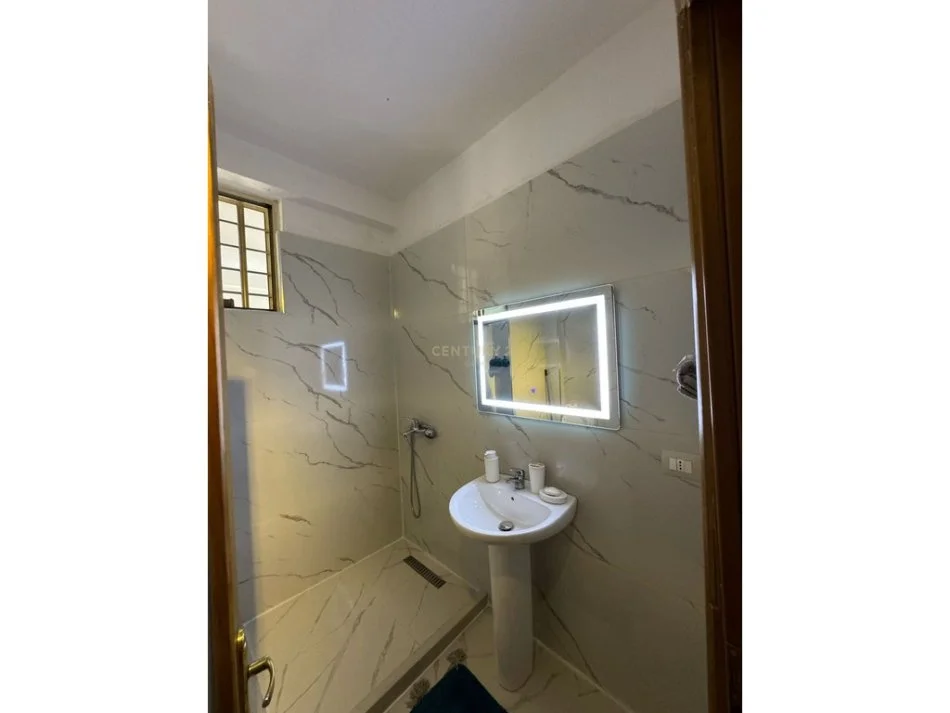 Vlore, jepet me qera apartament 2+1 , 110 m² 350 € 