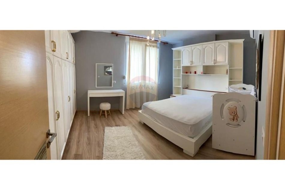 Tirane, jepet me qera apartament 2+1+Ballkon Kati 13, 135 m² 800 € (Myslym Shyri)