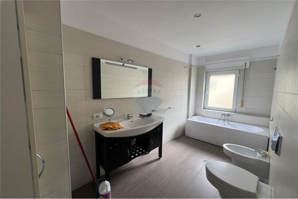 Tirane, jepet me qera apartament 2+1+Ballkon Kati 6, 135 m² 900 € (donbosko)