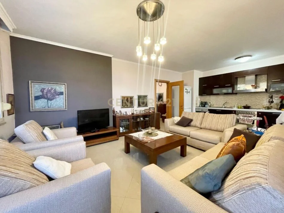 Tirane, jepet me qera apartament 2+1 Kati 12, 150 m² 1.100 € (Zogu I Zi)