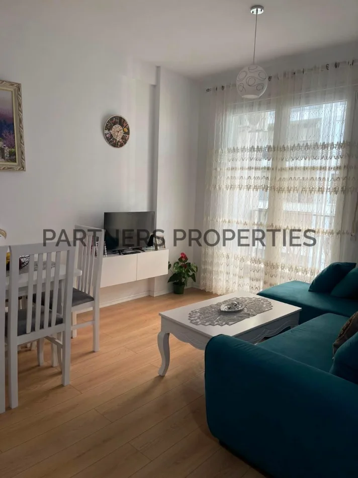 Tirane, jepet me qera apartament 1+1+Ballkon Kati 3, 60 m² 400 € (univers city)