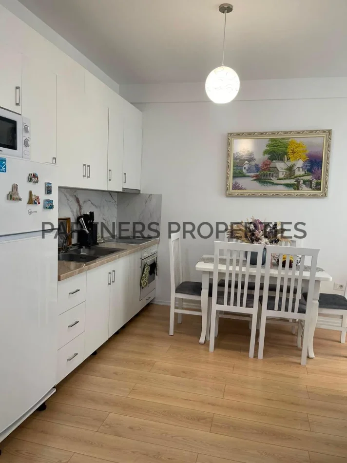 Tirane, jepet me qera apartament 1+1+Ballkon Kati 3, 60 m² 400 € (univers city)