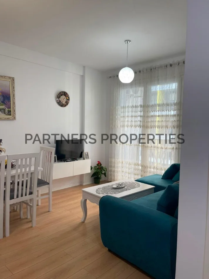 Tirane, jepet me qera apartament 1+1+Ballkon Kati 3, 60 m² 400 € (univers city)