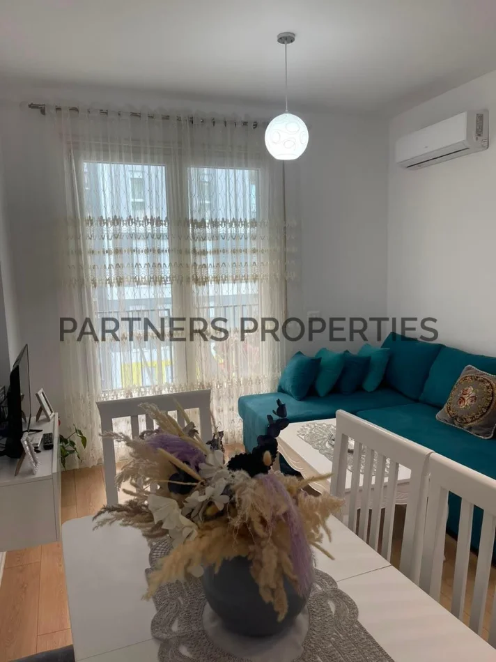 Tirane, jepet me qera apartament 1+1+Ballkon Kati 3, 60 m² 400 € (univers city)