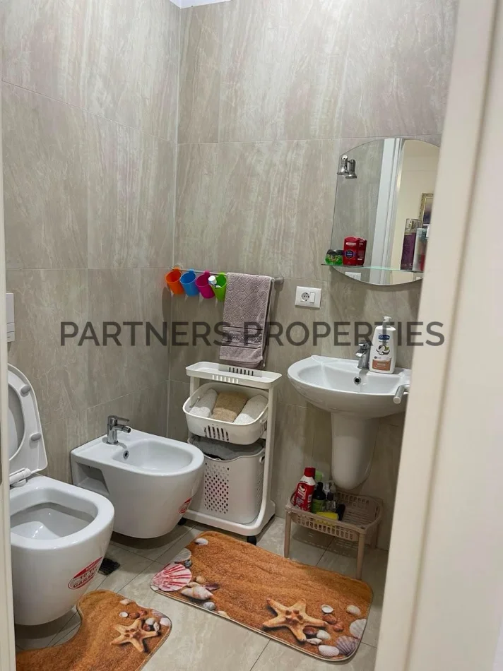 Tirane, jepet me qera apartament 1+1+Ballkon Kati 3, 60 m² 400 € (univers city)