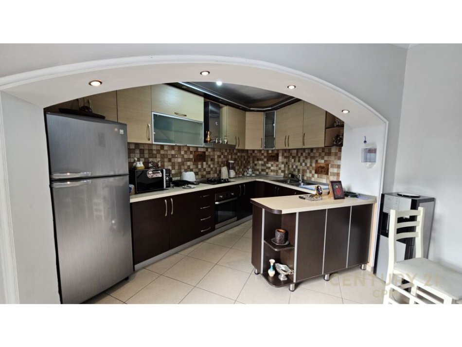 Tirane, jepet me qera apartament 1+1 Kati 9, 69 m² 700 € (9 kateshe)
