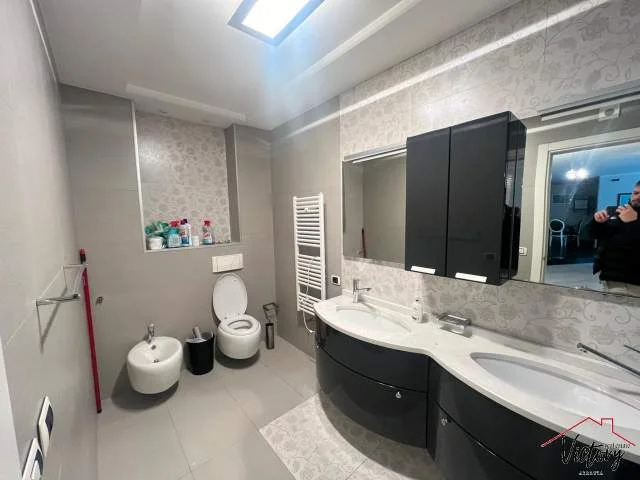 Tirane, jepet me qera apartament 3+1 Kati 2, 197 m² 3.000 Euro (bllok , tirane)