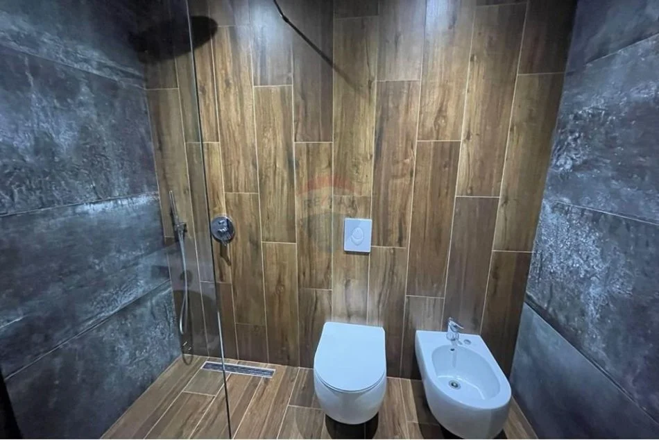 Tirane, jepet me qera apartament 3+1+Ballkon Kati 3, 135 m² 900 € (Kopshti zoologjik)
