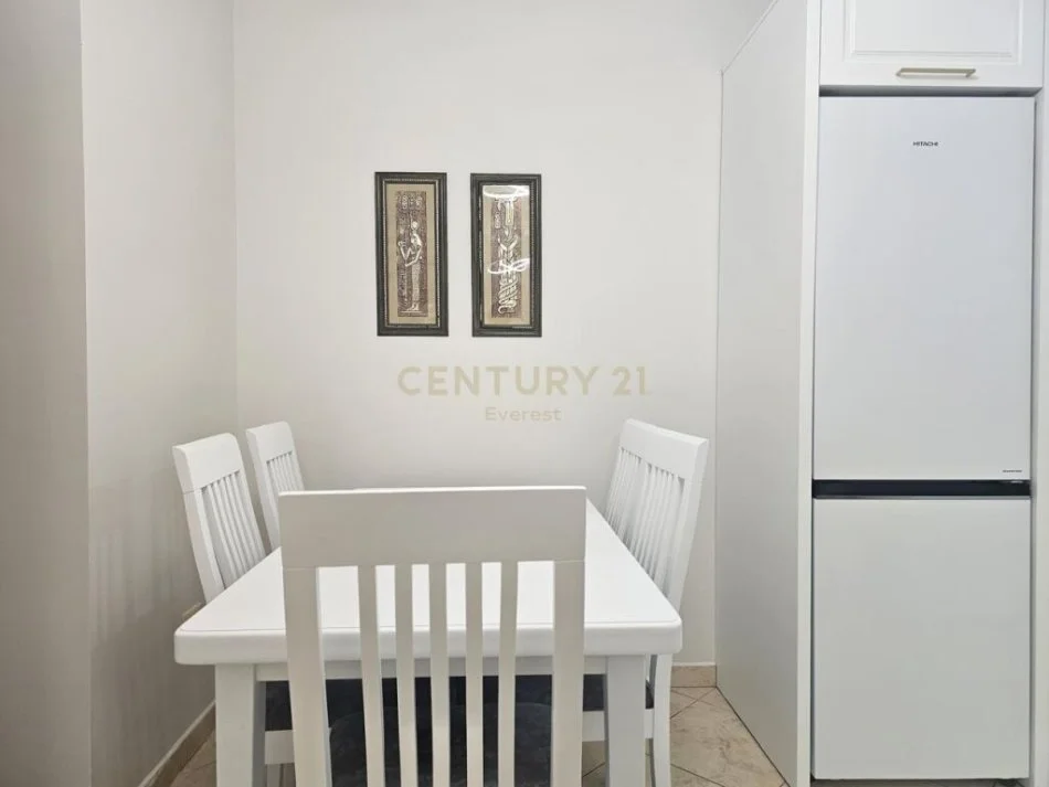 Tirane, jepet me qera apartament 2+1 Kati 2, 100 m² 750 € 