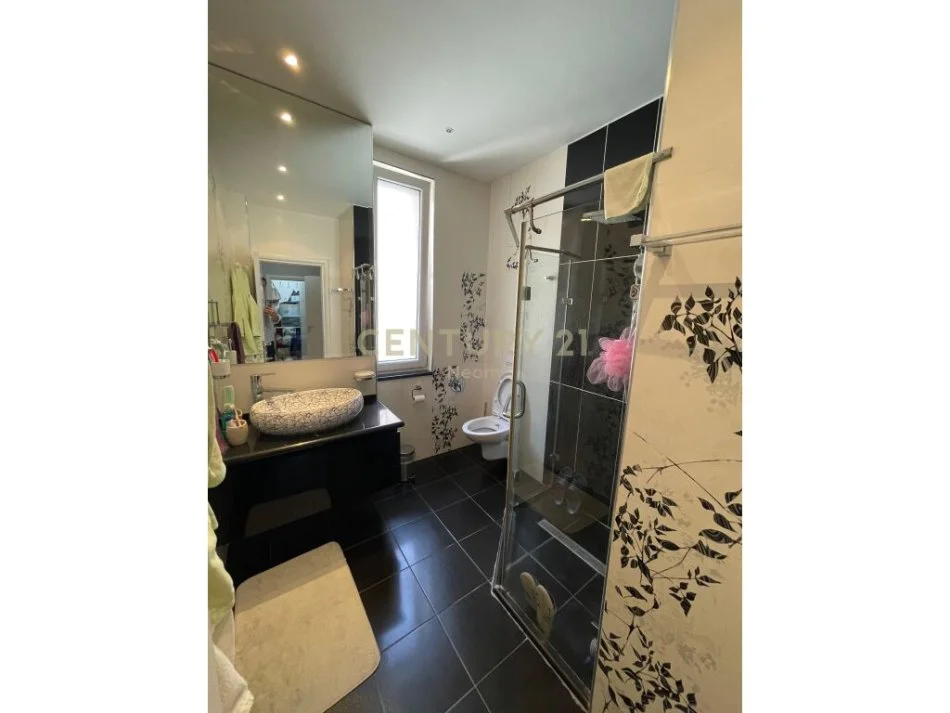 Tirane, shitet apartament 3+1+Ballkon Kati 5, 180 m² 320.000 € (Neom104887)