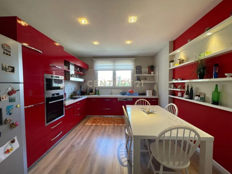 Tirane, shitet apartament 3+1+Ballkon Kati 5, 180 m² 320.000 € (Neom104887)