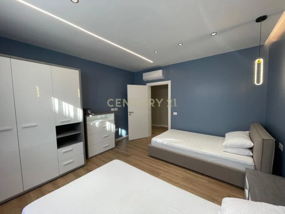 Tirane, jepet me qera apartament 2+1 Kati 1, 131 m² 900 € 