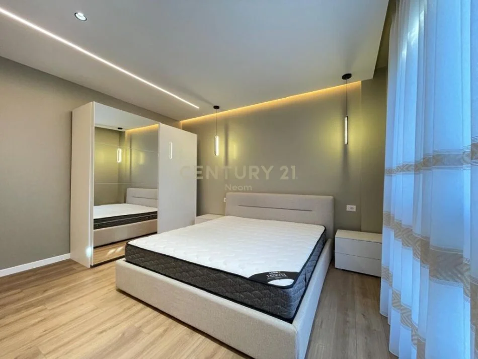 Tirane, jepet me qera apartament 2+1 Kati 1, 131 m² 900 € 