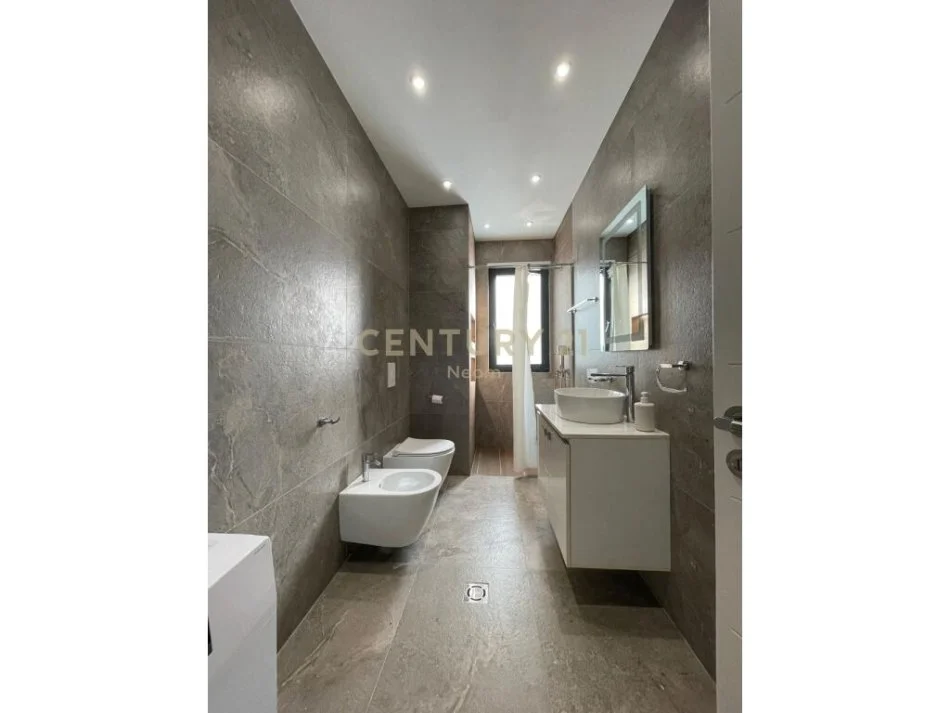 Tirane, jepet me qera apartament 2+1 Kati 1, 131 m² 900 € 