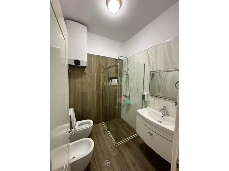 Tirane, jepet me qera apartament 2+1 Kati 1, 90 m² 650 € 
