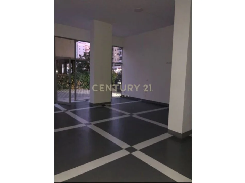 Tirane, shitet dyqan Kati 0, 84 m² 145.000 € (Neom104901)