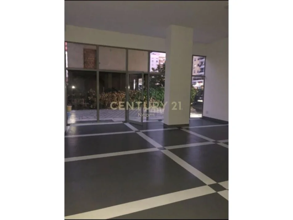 Tirane, shitet dyqan Kati 0, 84 m² 145.000 € (Neom104901)