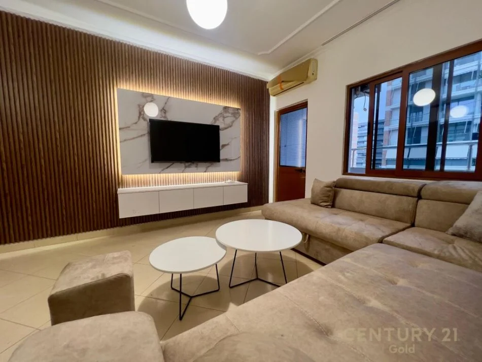 Tirane, jepet me qera 2+1 Kati 4, 700 € 