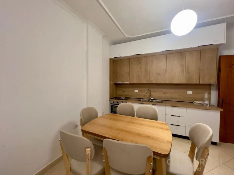 Tirane, jepet me qera 2+1 Kati 4, 700 € 