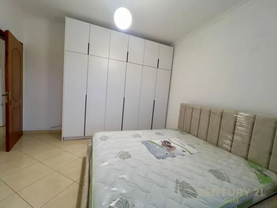 Tirane, jepet me qera 2+1 Kati 4, 700 € 