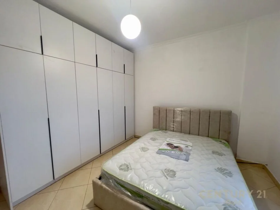 Tirane, jepet me qera 2+1 Kati 4, 700 € 