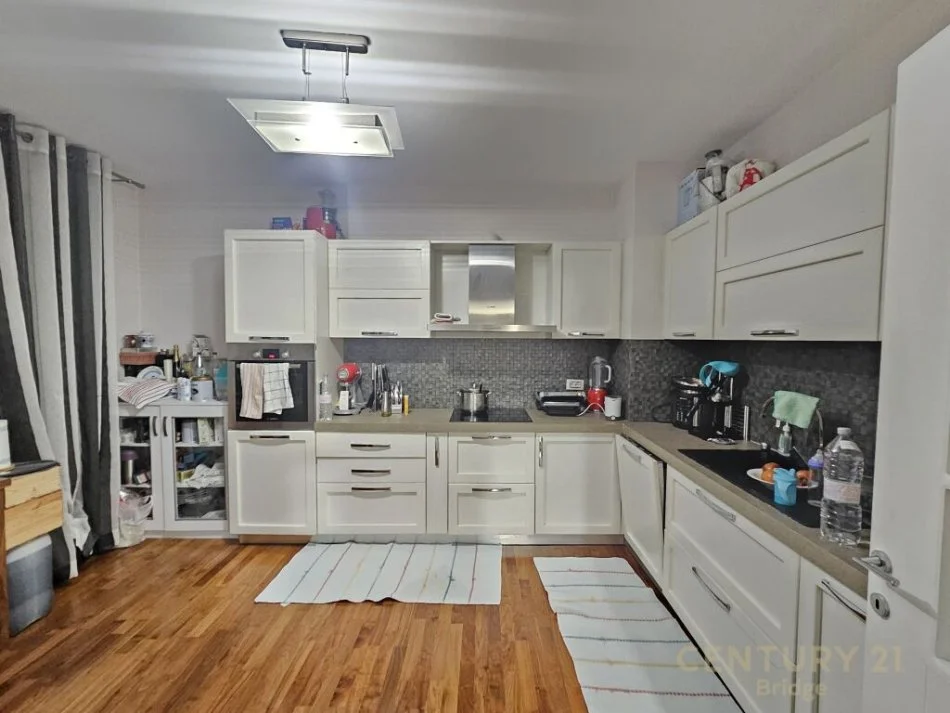 Tirane, shitet apartament 3+1 Kati 4, 189 m² 604.000 € (Rruga e Kosovareve Tiranë,Shqipëria)