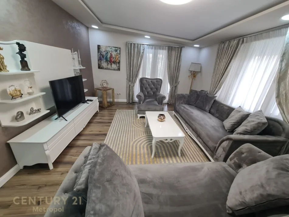 Tirane, jepet me qera apartament 3+1 Kati 2, 150 m² 1.300 € 