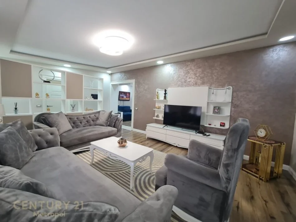 Tirane, jepet me qera apartament 3+1 Kati 2, 150 m² 1.300 € 