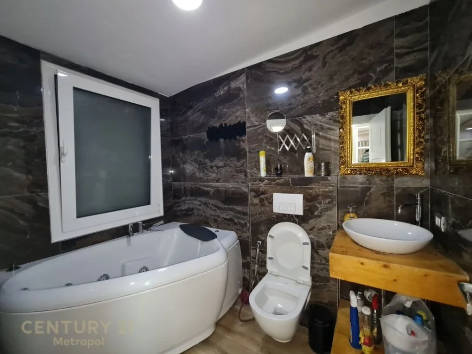 Tirane, jepet me qera apartament 3+1 Kati 2, 150 m² 1.300 € 