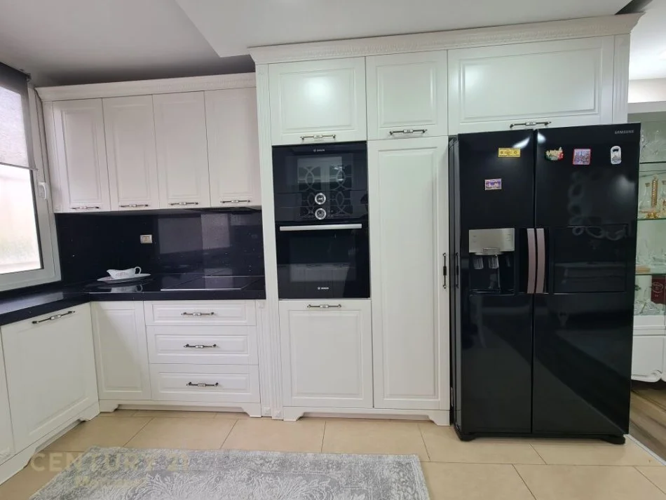 Tirane, jepet me qera apartament 3+1 Kati 2, 150 m² 1.300 € 
