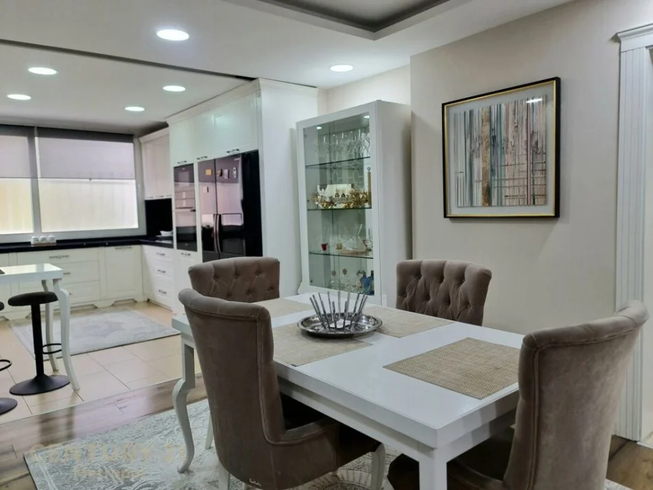 Tirane, jepet me qera apartament 3+1 Kati 2, 150 m² 1.300 € 