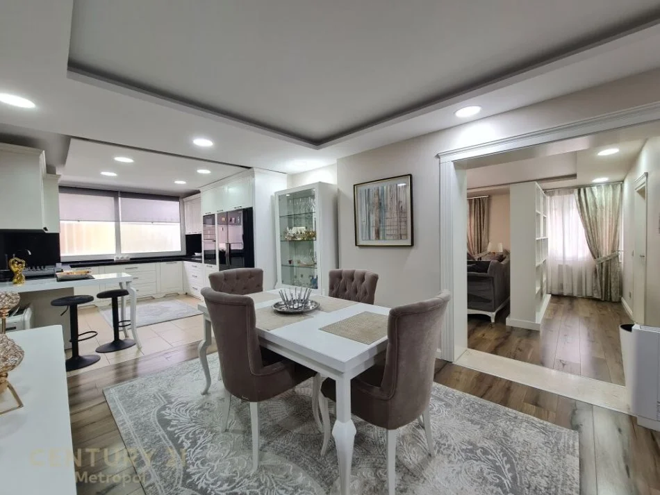 Tirane, jepet me qera apartament 3+1 Kati 2, 150 m² 1.300 € 