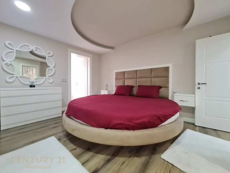 Tirane, jepet me qera apartament 3+1 Kati 2, 150 m² 1.300 € 