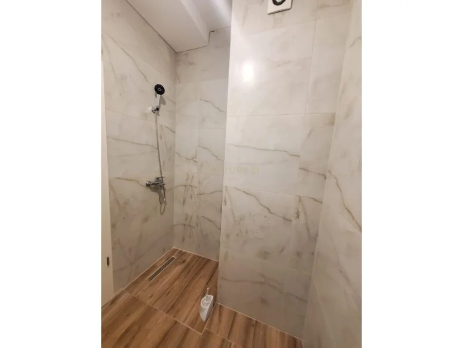 Tirane, jepet me qera apartament 3+1 Kati 10, 100 m² 600 € (kompleksi magnet)