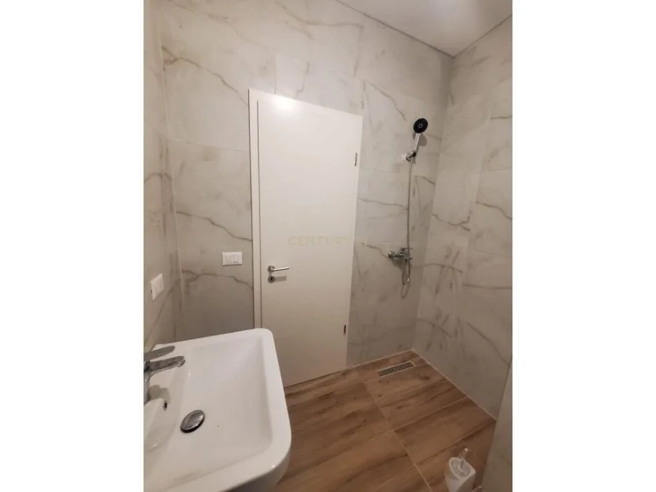 Tirane, jepet me qera apartament 3+1 Kati 10, 100 m² 600 € (kompleksi magnet)