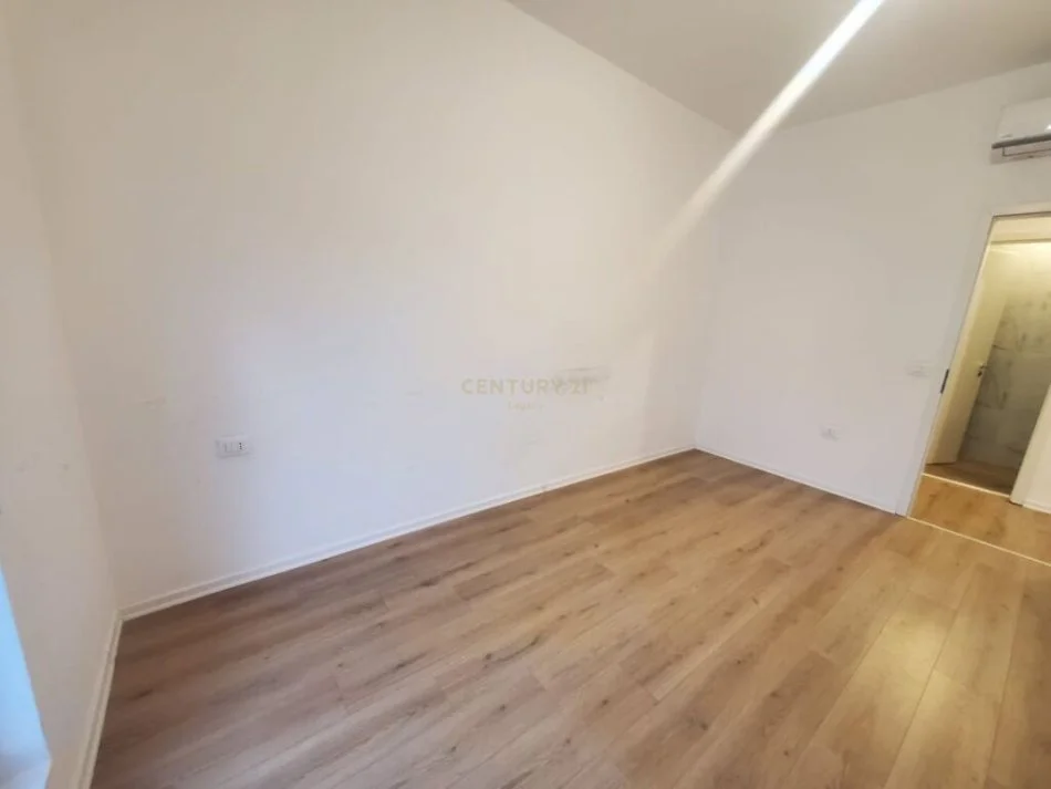 Tirane, jepet me qera apartament 3+1 Kati 10, 100 m² 600 € (kompleksi magnet)