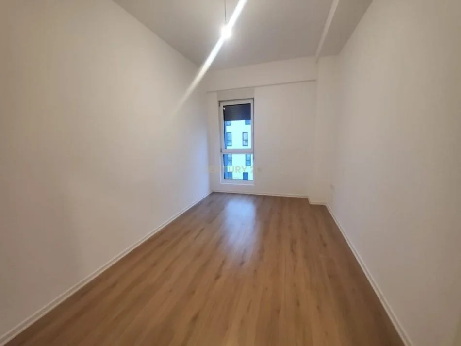 Tirane, jepet me qera apartament 3+1 Kati 10, 100 m² 600 € (kompleksi magnet)