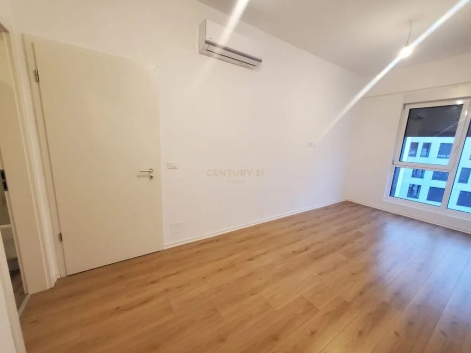 Tirane, jepet me qera apartament 3+1 Kati 10, 100 m² 600 € (kompleksi magnet)