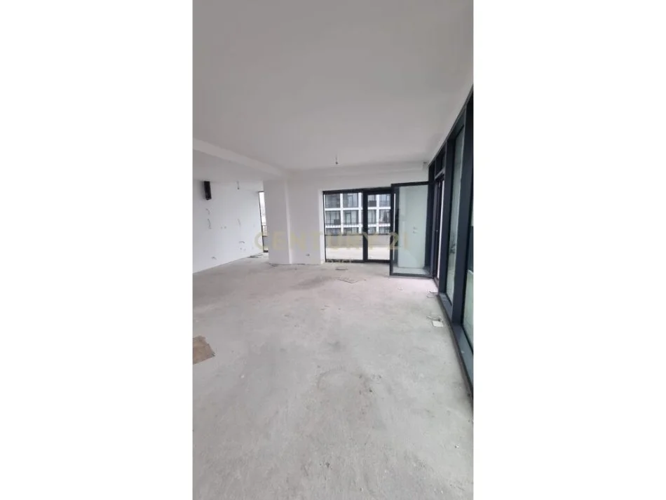 Tirane, jepet me qera dyqan Kati 7, 232 m² 3.000 € 