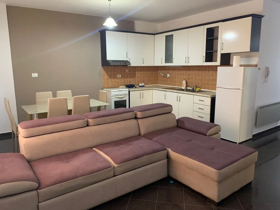 Tirane, jepet me qera apartament 1+1+Ballkon Kati 1, 60 m² 400 € (Oxhaku)