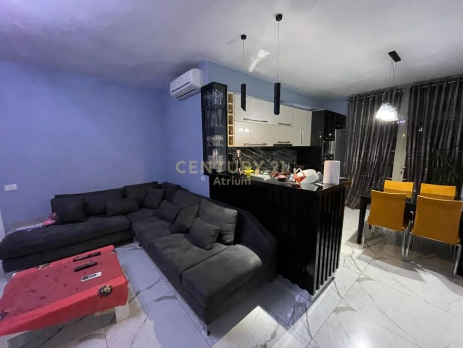 Tirane, jepet me qera apartament 2+1+Ballkon , 450 m² (rruga e dajtit)