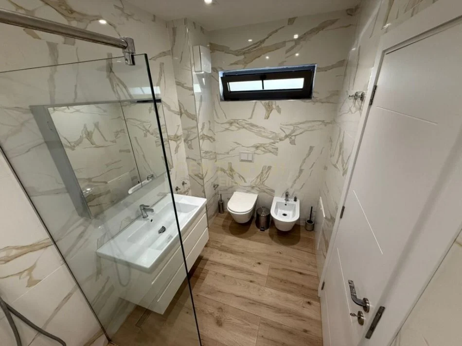 Tirane, jepet me qera Vile 2+1 Kati 1, 260 m² 1.290 € (Mullet Tirana, Albania)