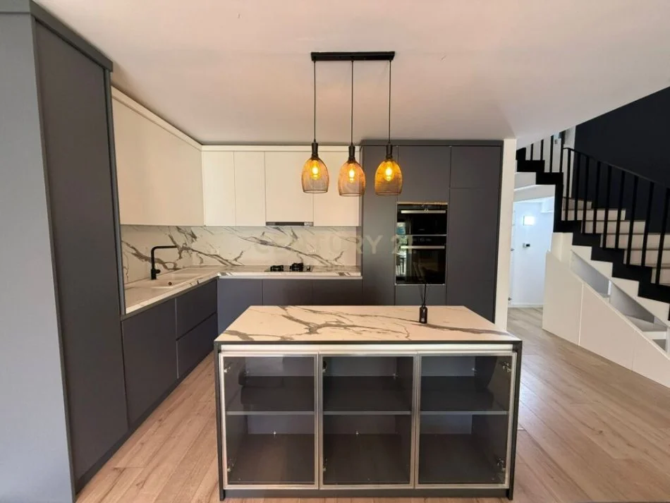 Tirane, jepet me qera Vile 2+1 Kati 1, 260 m² 1.290 € (Mullet Tirana, Albania)