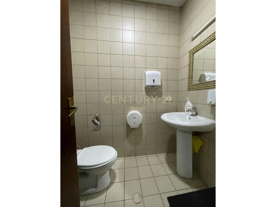 Tirane, jepet me qera zyre Kati 1, 78 m² 800 € (Neom105127)