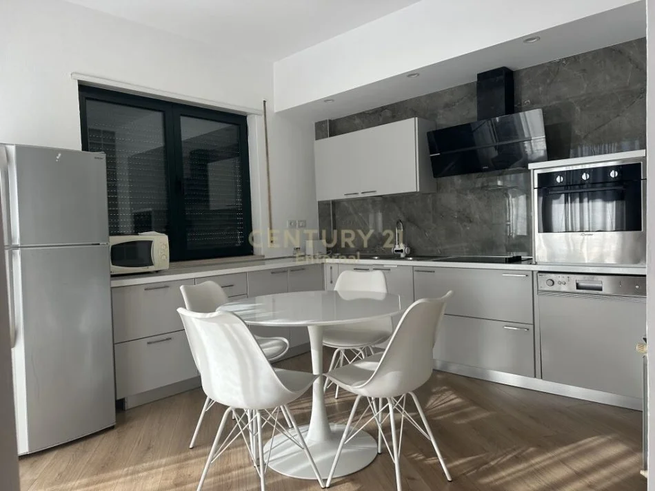 Tirane, jepet me qera apartament 3+1 Kati 4, 170 m² 1.500 € (Rruga Sami Frasheri, Liqeni i Tiranës)