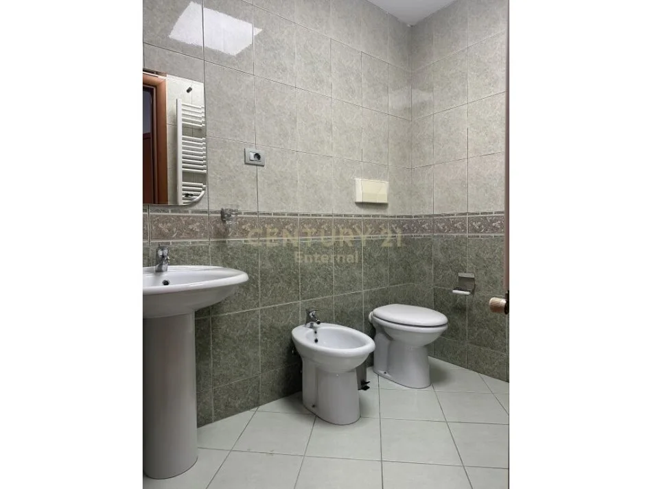 Tirane, jepet me qera apartament 3+1 Kati 4, 170 m² 1.500 € (Rruga Sami Frasheri, Liqeni i Tiranës)