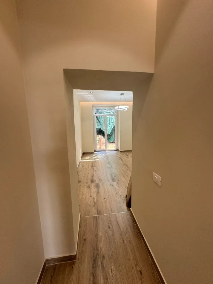 Tirane, jepet me qera apartament 1+1 Kati 0, 52 m² 650 € 